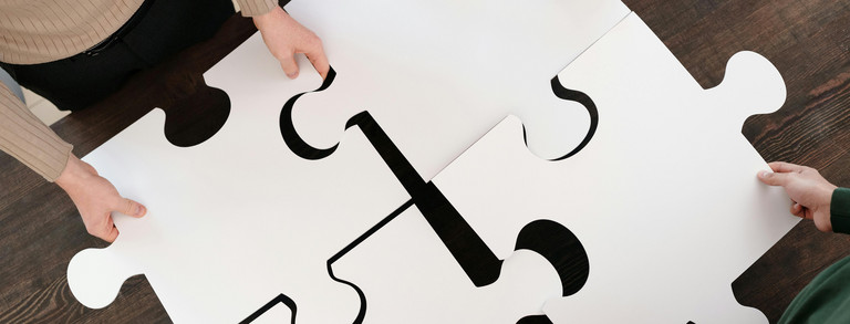 Nahaufnahme von Menschen, die Puzzleteile halten